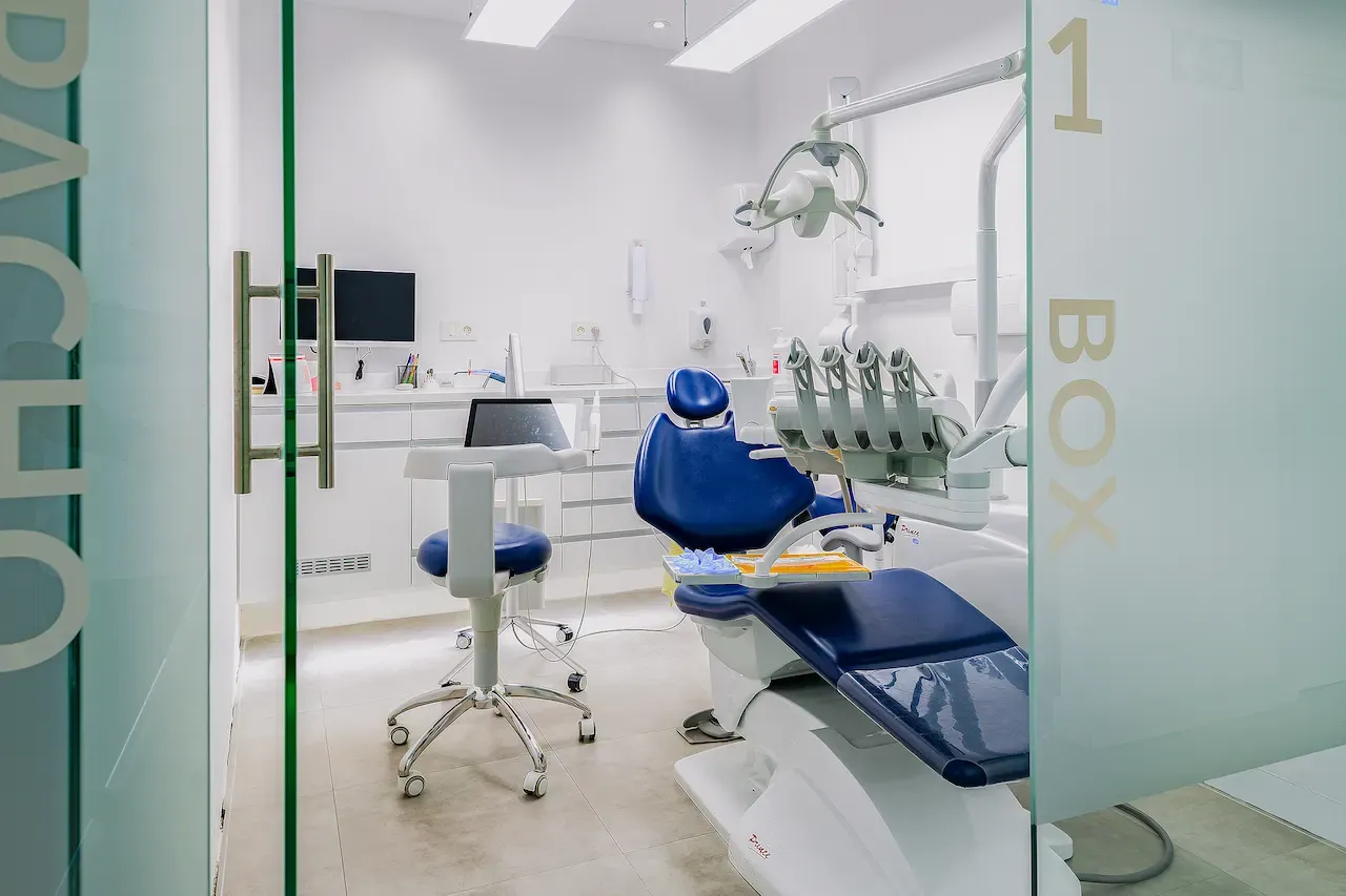 Sala de tratamiento dental equipada con sillón odontológico en Koura Dental Plus Madrid.
