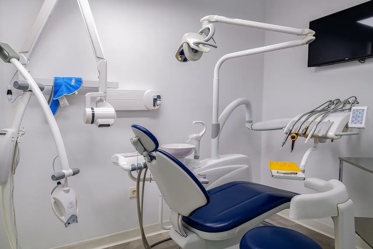 Box dental completamente equipado para tratamientos odontológicos en Koura Dental Plus.